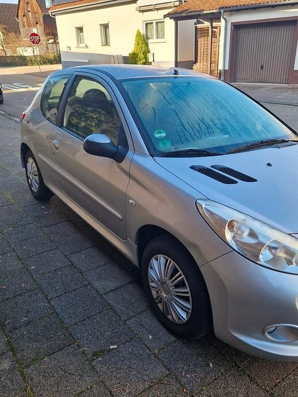 Gebraucht Peugeot 206+ 75 PS (55 kW) 2010 Silber Kleinwagen