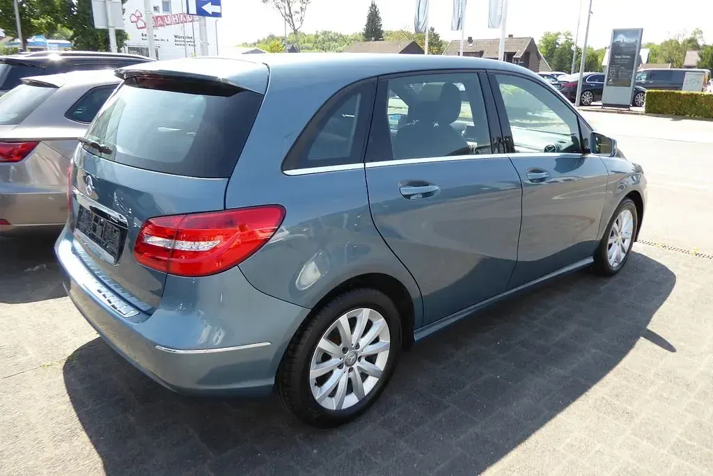 Gebraucht Mercedes B180 122 PS (89 kW) 2012 Blau Kleinwagen