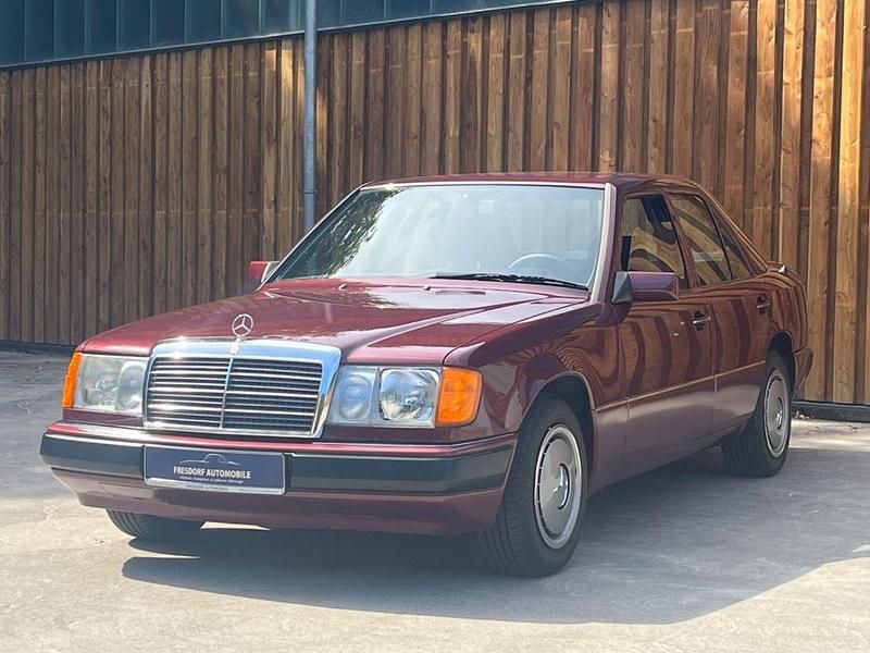 Rot Gebraucht 1989 Mercedes E200 Limousine | 10.900 € - Bild 1/4