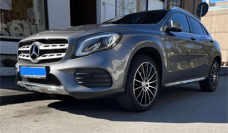 Grau Gebraucht 2017 Mercedes GLA200 Style SUV | 22.600 € (Teuer) - Bild 1/4