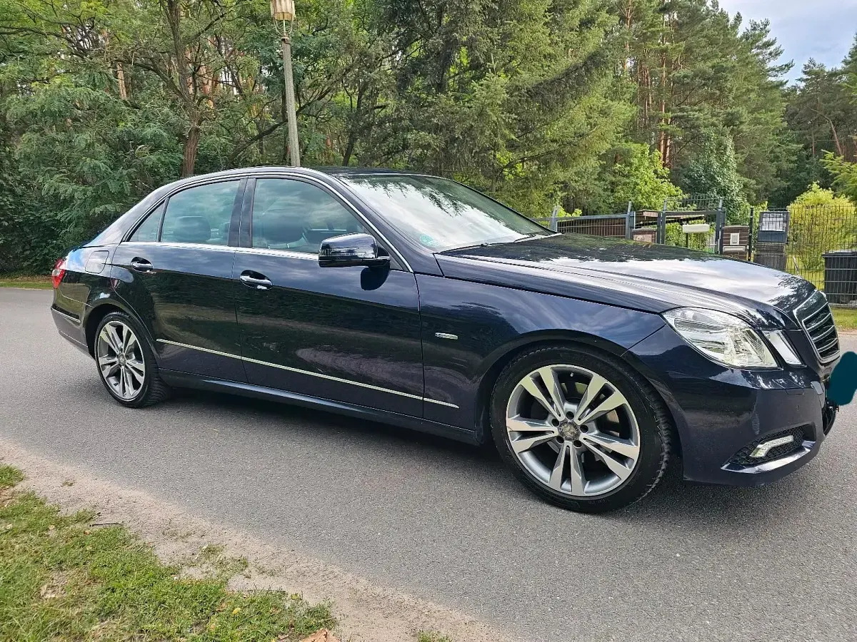 Gebraucht Mercedes E250 204 PS (150 kW) 2009 Blau Limousine