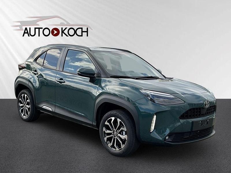 Grün Neu 2025 Toyota Yaris Hybrid Limousine | 27.980 € (Guter Preis) - Bild 1/4