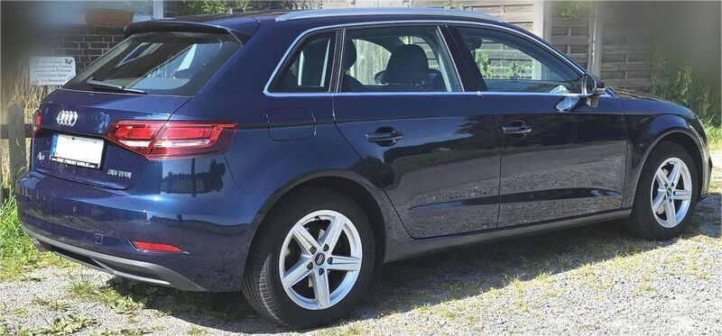 Blau Gebraucht 2018 Audi A3 Limousine | 18.400 € (Guter Preis) - Bild 1/4
