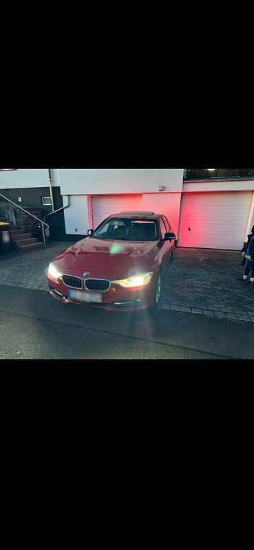 Gebraucht BMW 320 184 PS (135 kW) 2014 Rot Limousine