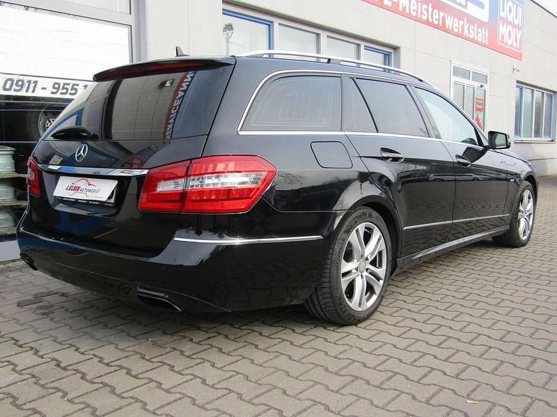 Gebraucht Mercedes E200 136 PS (100 kW) 2011 Obsidianschwarz  metalliclack Kombi