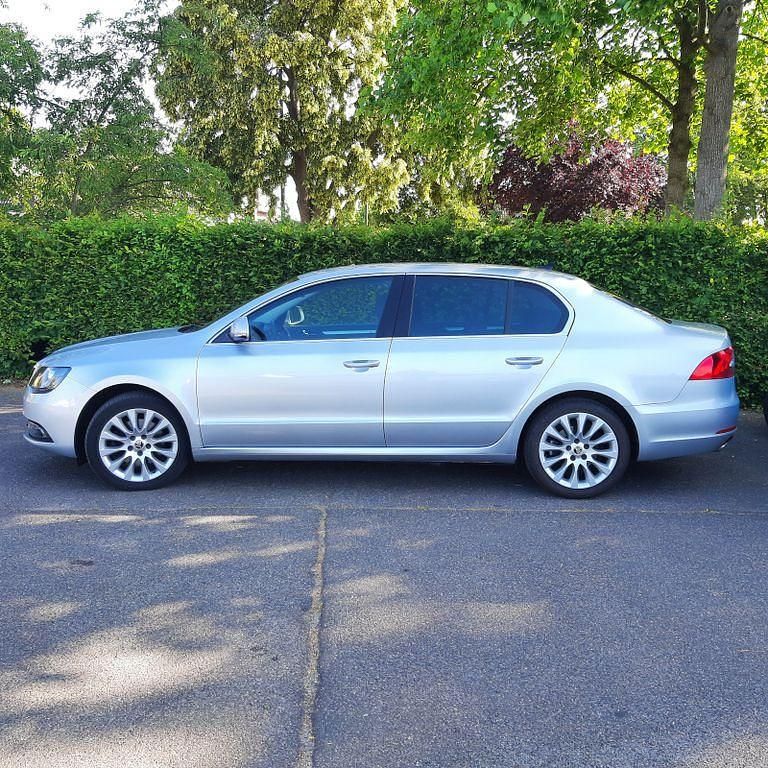 Gebraucht Skoda Superb 140 PS (102 kW) 2015 Silber Limousine