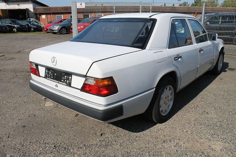 Gebraucht Mercedes 200 118 PS (86 kW) 1992 Weiß Limousine