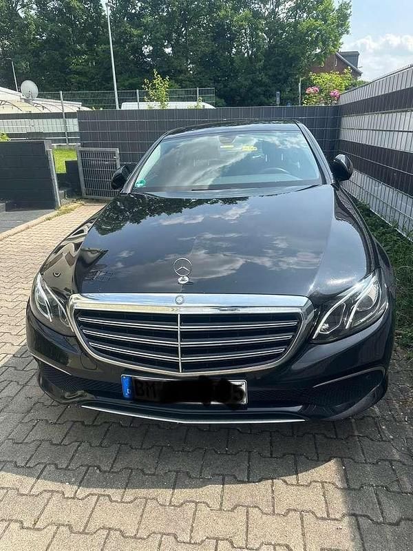 Schwarz Gebraucht 2016 Mercedes E220 Exclusive Limousine | 26.490 € (Teuer) - Bild 1/4