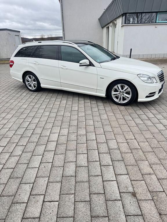 Gebraucht Mercedes 220 170 PS (125 kW) 2011 Weiß Limousine