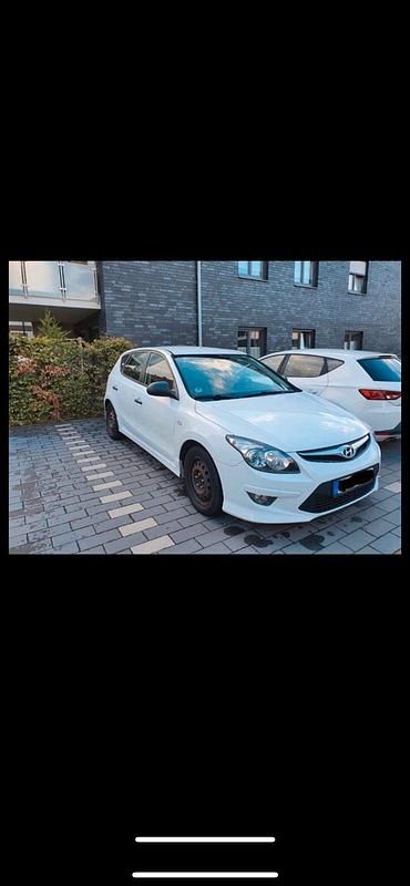 Weiß Gebraucht 2011 Hyundai i30 Edition Kleinwagen | 2.690 € (Fairer Preis) - Bild 1/4