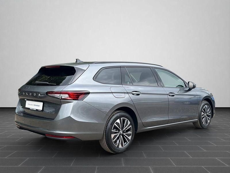 Neu Skoda Superb Selection 150 PS (110 kW) 2025 Grau Kombi