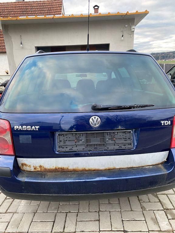 Second-hand VW Passat Basis 131 CP (96 kW) 2004 Albastru Berlinǎ