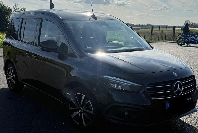 Schwarz Gebraucht 2023 Mercedes 180 Limousine | 22.500 € (Superpreis) - Bild 1/4