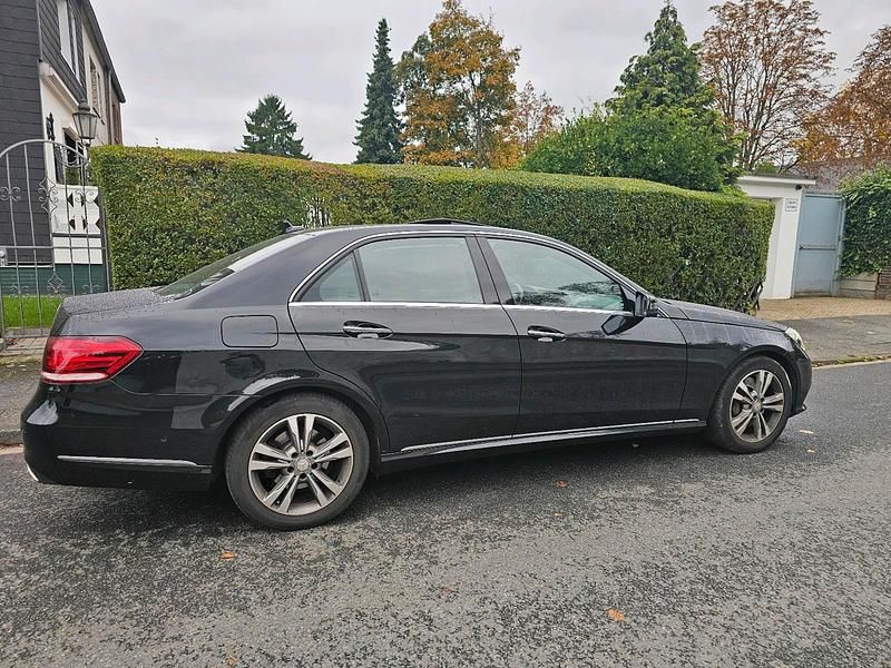 Schwarz Gebraucht 2013 Mercedes E400 Avantgarde Limousine | 23.000 € - Bild 1/4