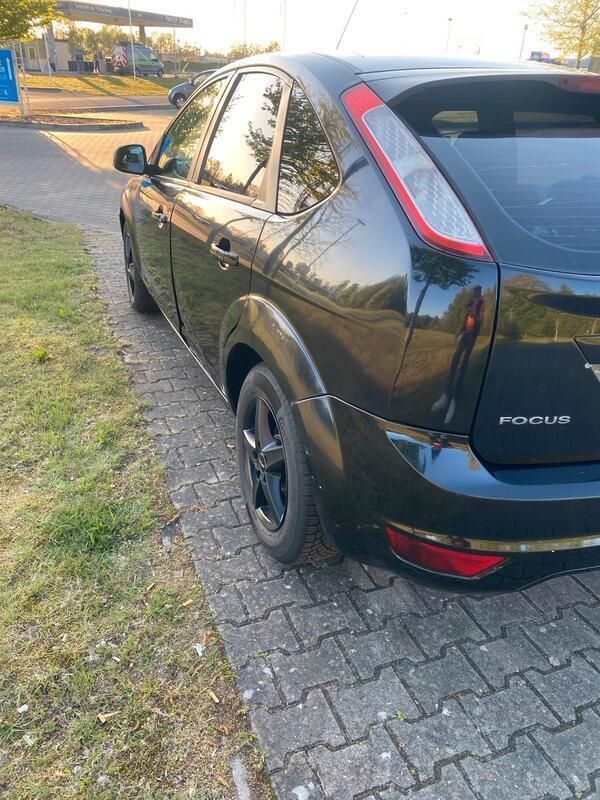 Schwarz Gebraucht 2009 Ford Focus Limousine | 2.500 € (Fairer Preis) - Bild 1/4