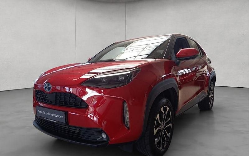 Karminarot metallic Gebraucht 2023 Toyota Yaris Cross Team SUV | 23.950 € (Fairer Preis) - Bild 1/4