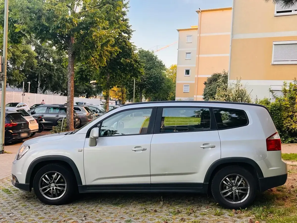 Gebraucht Chevrolet Orlando 143 PS (105 kW) 2011 Silber Van / Kleinbus