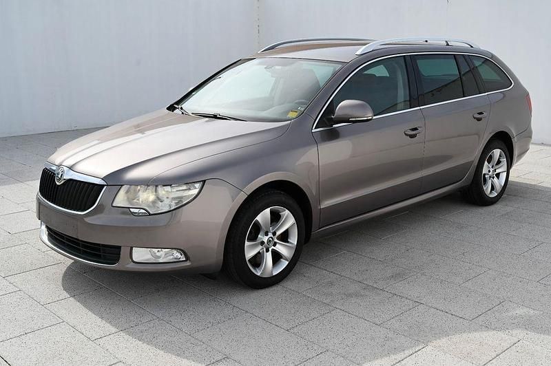 Violett Gebraucht 2010 Skoda Superb Ambition Limousine | 5.560 € (Fairer Preis) - Bild 1/4