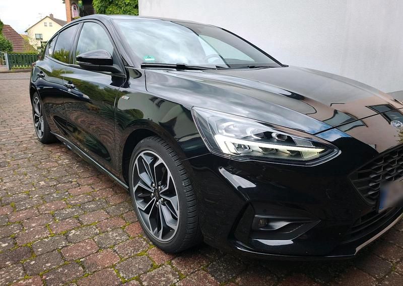 Schwarz Gebraucht 2019 Ford Focus ST-Line Limousine | 13.750 € (Superpreis) - Bild 1/2