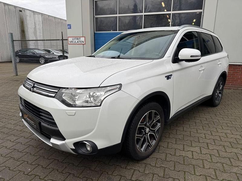 Weiß Gebraucht 2015 Mitsubishi Outlander P-HEV SUV | 8.450 € (Fairer Preis) - Bild 1/4