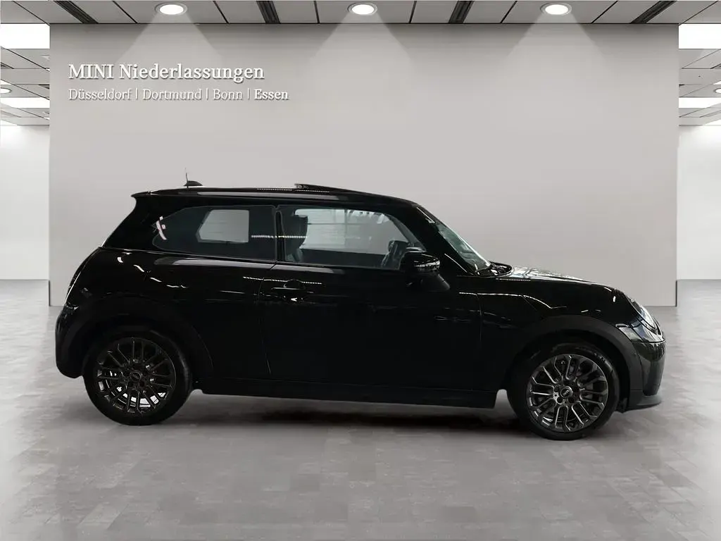 Używany Mini Cooper 114 kW (156 KM) 2025 Czarny Hatchback