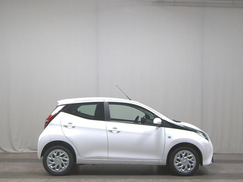 Weiss Gebraucht 2022 Toyota Aygo X-play Kleinwagen | 10.480 € (Superpreis) - Bild 1/4