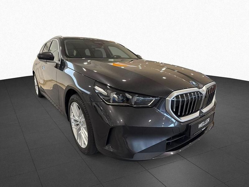Neu BMW 530e Comfort Edition 299 PS (219 kW) 2026 Sophistograu brillanteffekt (grau) Kombi