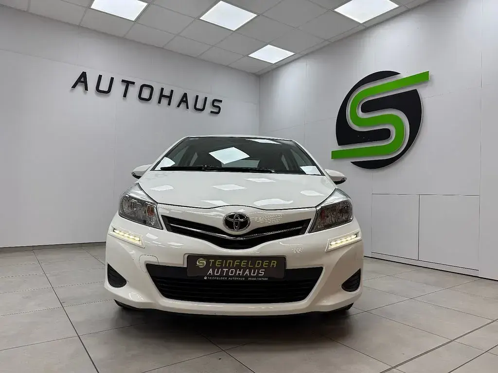 Gebraucht Toyota Yaris Life 99 PS (72 kW) 2012 Weiß Kleinwagen