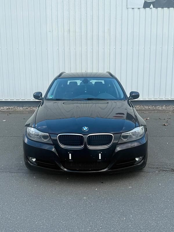 Gebraucht BMW 320 163 PS (119 kW) 2011 Schwarz Kombi