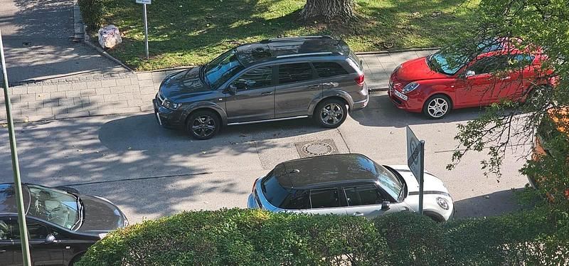 Grau Gebraucht 2015 Fiat Freemont Cross SUV | 10.500 € (Fairer Preis) - Bild 1/4