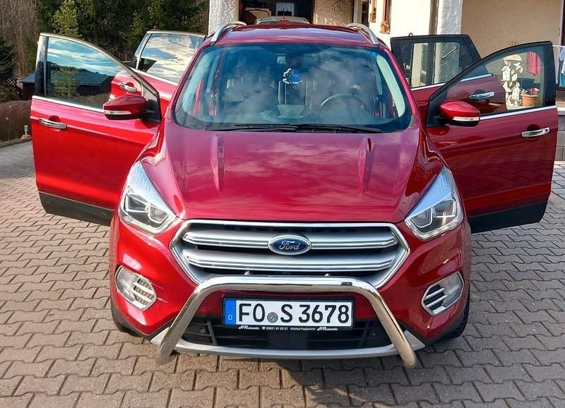Gebraucht Ford Kuga Trend 150 PS (110 kW) 2019 Rot SUV