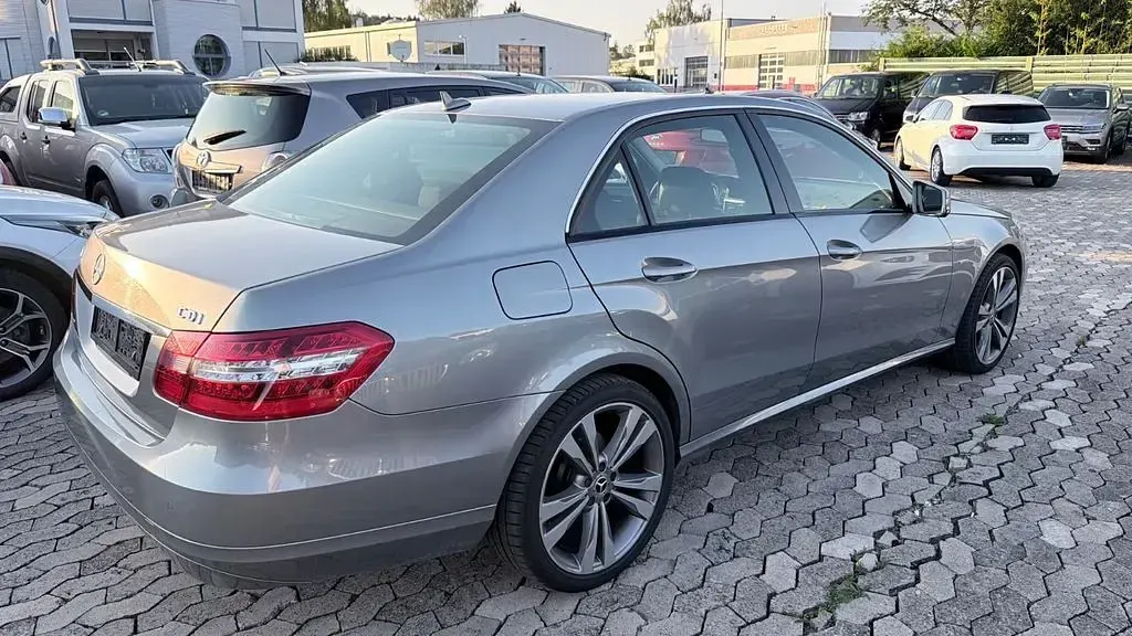 Gebraucht Mercedes E220 170 PS (125 kW) 2010 Grau Limousine