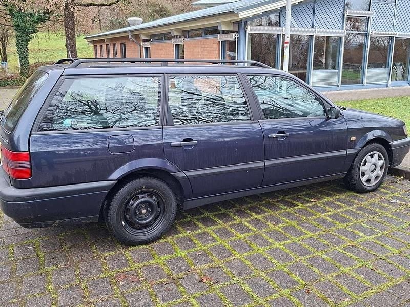 Blau Gebraucht 1996 VW Passat Kombi | 2.400 € (Fairer Preis) - Bild 1/4
