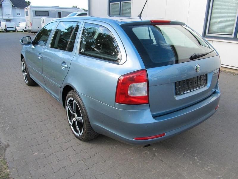 Gebraucht Skoda Octavia Ambiente 105 PS (77 kW) 2011 Grau Kombi