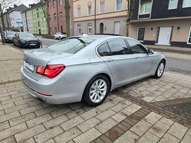 Gebraucht BMW 750 Comfort Edition 381 PS (280 kW) 2013 Glaciersilber metallic (metallic) Limousine