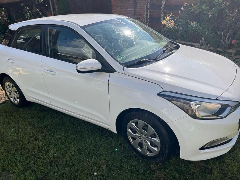 Weiß Gebraucht 2016 Hyundai i20 Active Kleinwagen | 6.300 € (Superpreis) - Bild 1/4