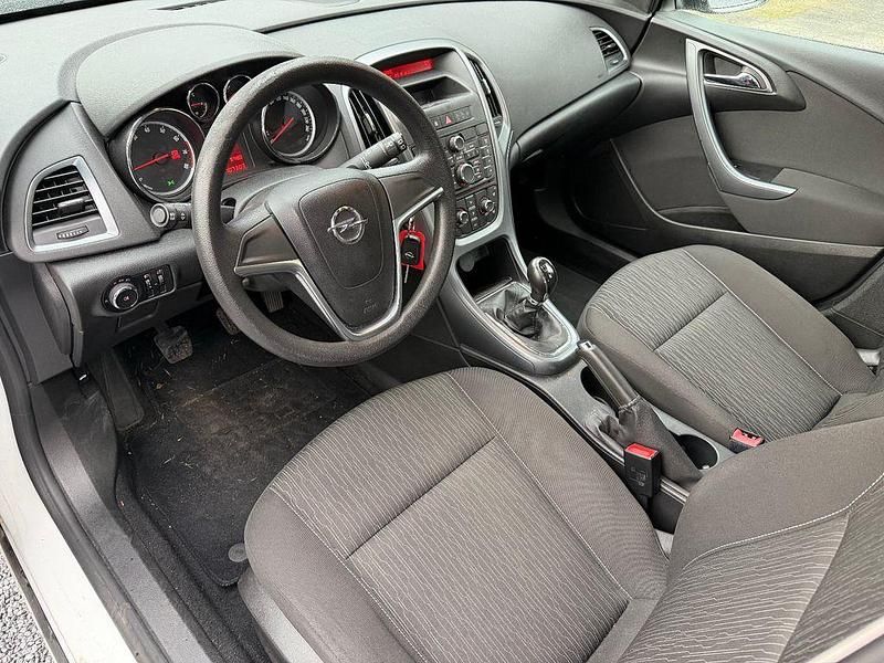 Gebraucht Opel Astra Selection 87 PS (63 kW) 2012 Weiß Limousine