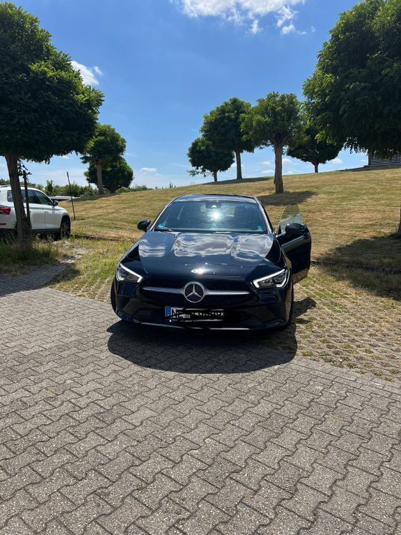 Schwarz Gebraucht 2019 Mercedes CLA180 Shooting Brake Progressive Kombi | 22.999 € (Fairer Preis) - Bild 1/4