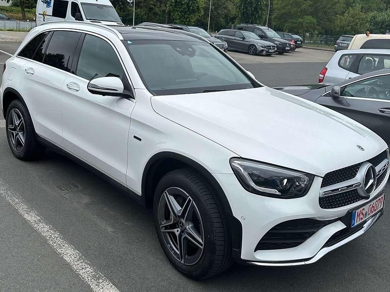 Weiß Gebraucht 2021 Mercedes GLC300e AMG line Plus SUV | 41.000 € (Fairer Preis) - Bild 1/4