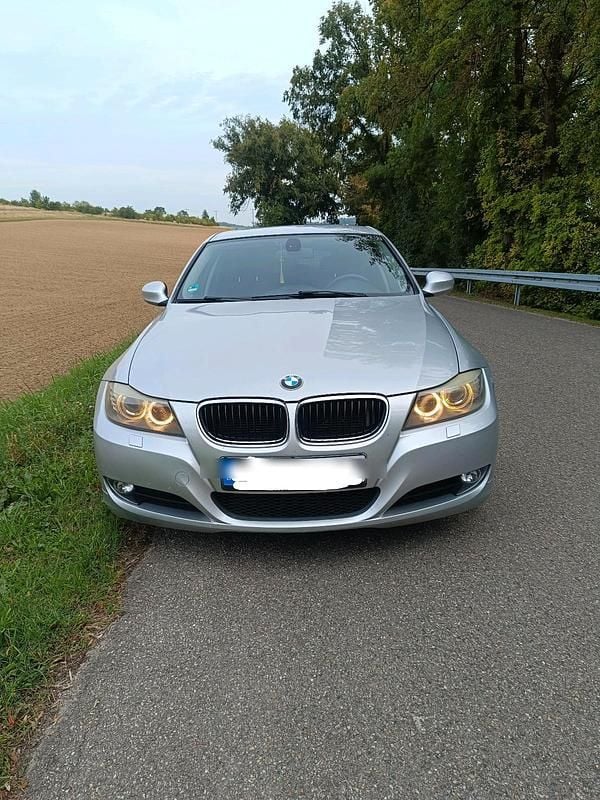 Silber Gebraucht 2010 BMW 320 Kombi | 4.599 € (Guter Preis) - Bild 1/4