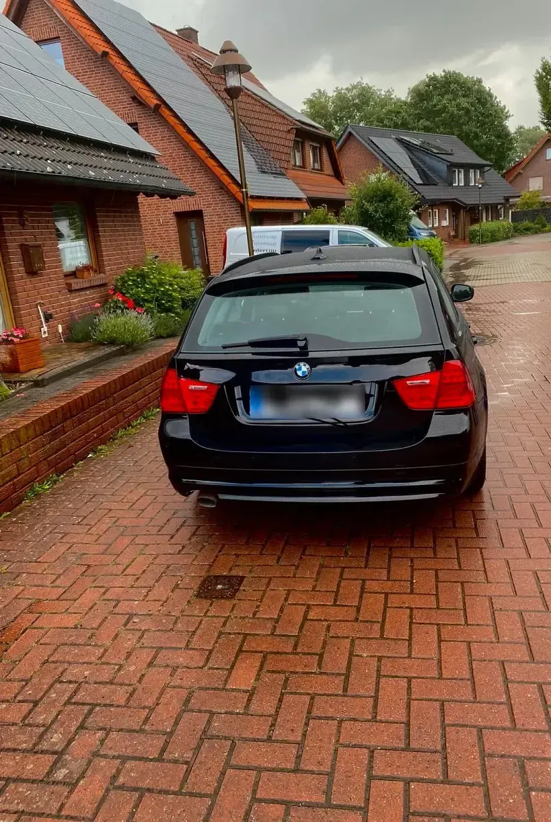 Gebraucht BMW 318 143 PS (105 kW) 2012 Schwarz Kombi