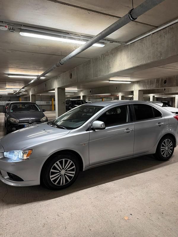Silber Gebraucht 2010 Mitsubishi Lancer Limousine | 2.000 € (Fairer Preis) - Bild 1/4