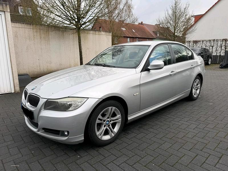Gebraucht BMW 320 177 PS (130 kW) 2009 Silber Limousine