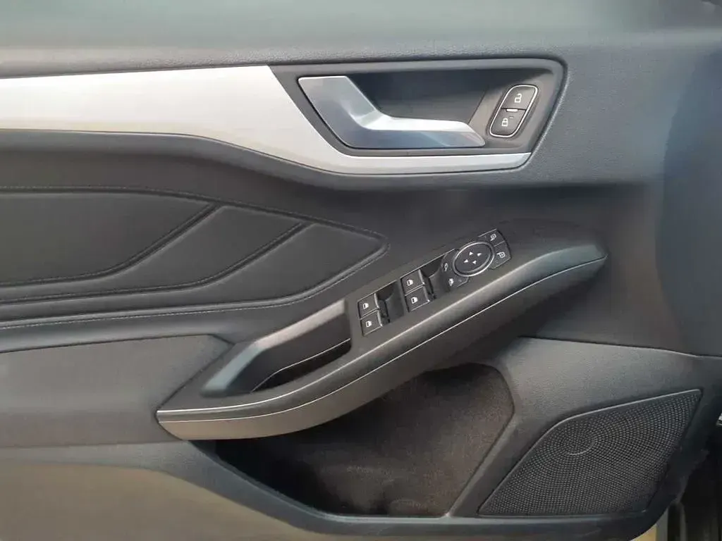 Usado Ford Focus Cool & Connect 150 CV (110 kW) 2021 Negro Berlina