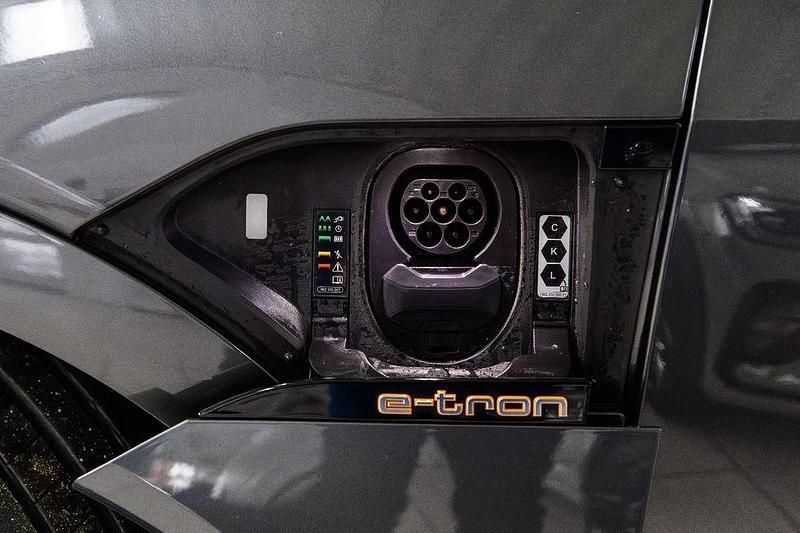 Gebraucht Audi e-tron Sportback S-Line 300 kW (408 PS) 2022 Grau SUV