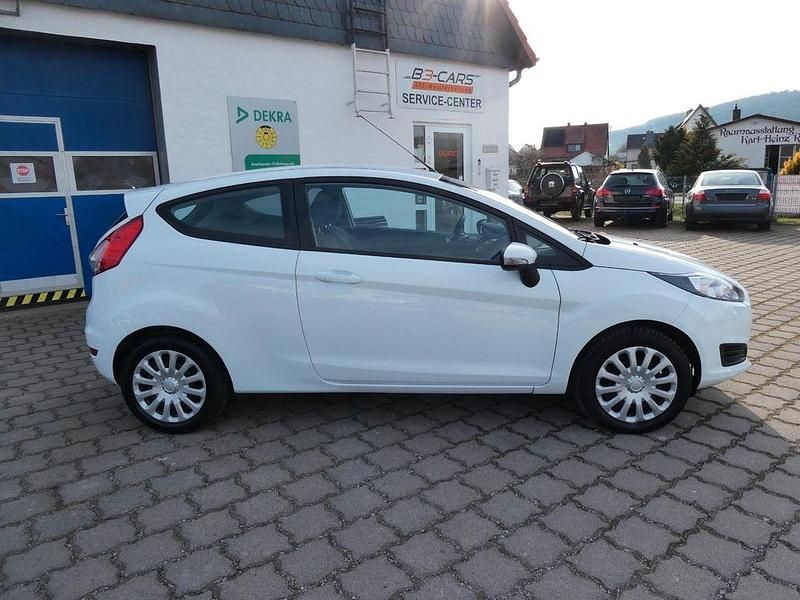 Gebraucht Ford Fiesta Trend 60 PS (44 kW) 2014 Weiß Kleinwagen
