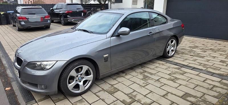 Grau Gebraucht 2010 BMW 320 Coupé | 5.000 € (Superpreis) - Bild 1/4