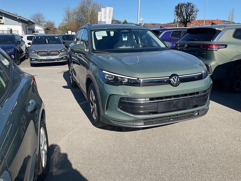 Neu VW Tiguan Life 150 PS (110 kW) 2026 Cipressino grün metallic SUV