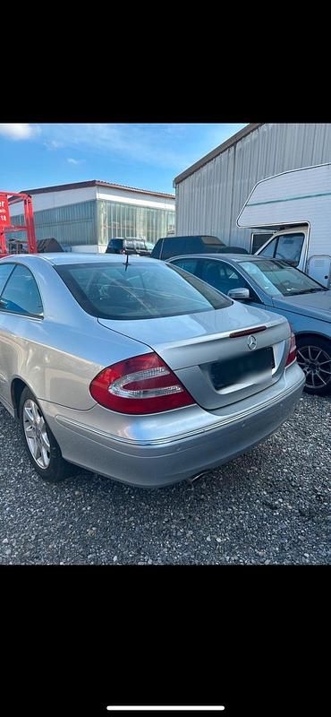 Silber Gebraucht 2003 Mercedes 240 Limousine | 2.222 € - Bild 1/4