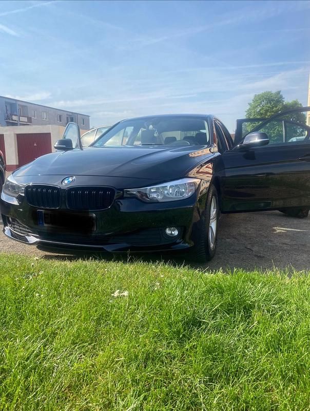 Schwarz Gebraucht 2013 BMW 318 Limousine | 6.999 € (Guter Preis) - Bild 1/4